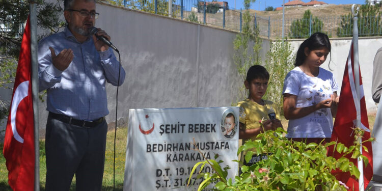 Şehit Bedirhan bebek ve annesi, kabirleri başında anıldı