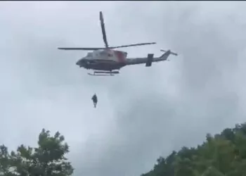 Selde mahsur kalan iki kişi helikopter ile kurtarıldı