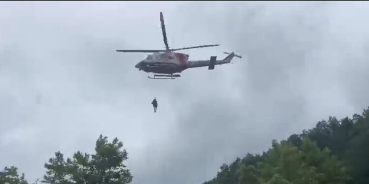 Selde mahsur kalan iki kişi helikopter ile kurtarıldı