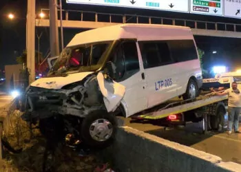 Servis minibüsü beton bariyerlere çarptı: 4 yaralı