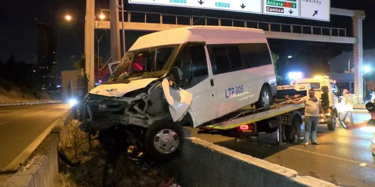 Servis minibüsü beton bariyerlere çarptı: 4 yaralı