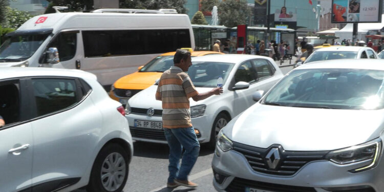 Sıcak hava en çok otoyollarda su satanlara yaradı