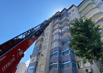 Sigaradan çıkan yangında bina tahliye edildi
