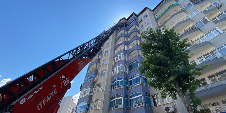 Sigaradan çıkan yangında bina tahliye edildi