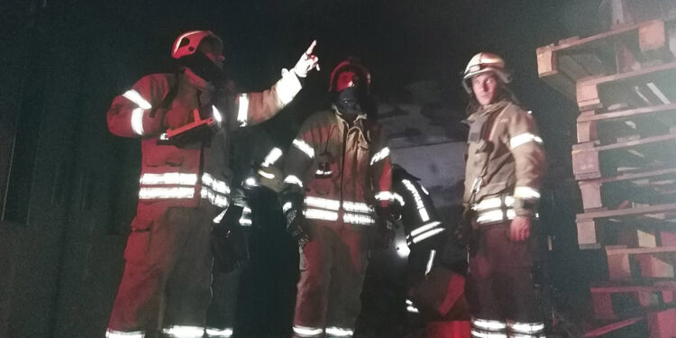 Silivri'de ıslak mendil üretimi yapan fabrika'da yangın 