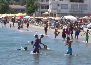 Silivri'de sıcaktan bunalanlar denize girerek serinledi