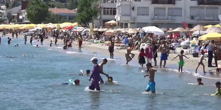 Silivri'de sıcaktan bunalanlar denize girerek serinledi