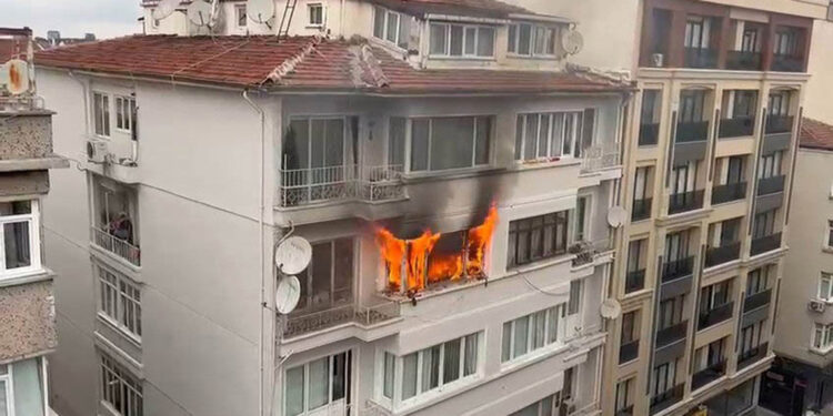 Şişli'de 5 katlı binada yangın