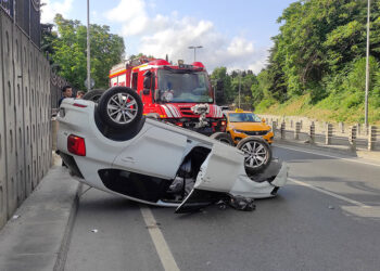 Şişli'de bariyerlere çarpan otomobil takla attı