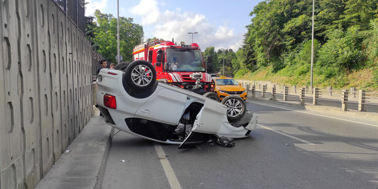 Şişli'de bariyerlere çarpan otomobil takla attı