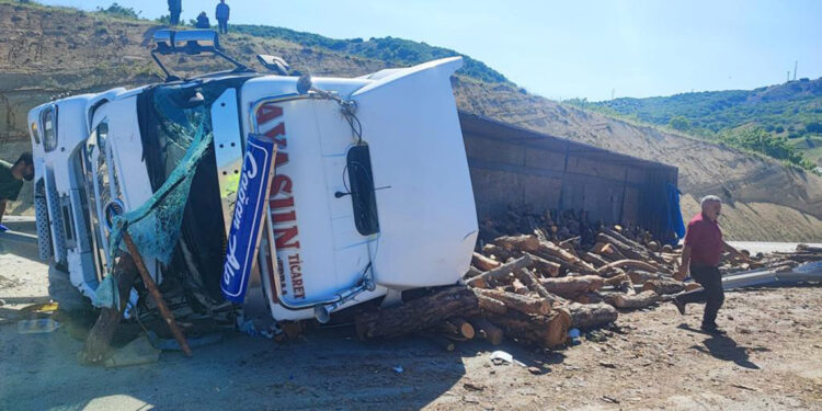 Sivas'ta, devrilen TIR'ın sürücüsü öldü