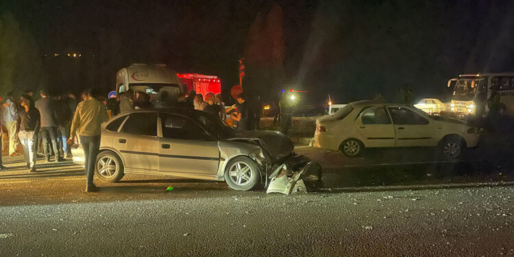 Sivas'ta iki otomobil kavşakta çarpıştı: 9 yaralı