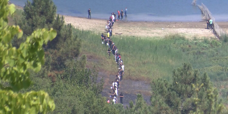Sultangazi'de orman yangınına 'insan zinciri' ile su taşıdılar