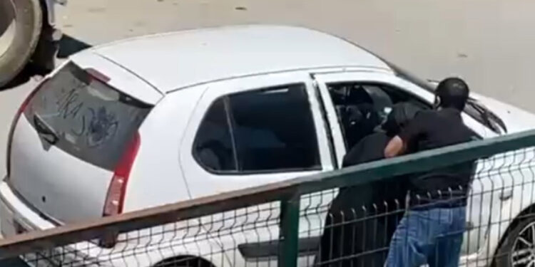 Sultangazi'de sokak ortasında kadına şiddet