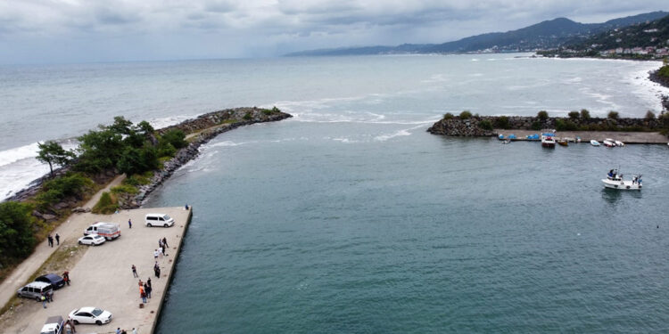 Sürmene'de kayığı boş bulunan balıkçı aranıyor