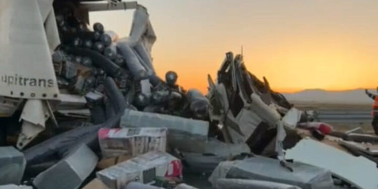 Sürücüsünün uyuduğu TIR, 3 TIR'a çarptı: 4 yaralı