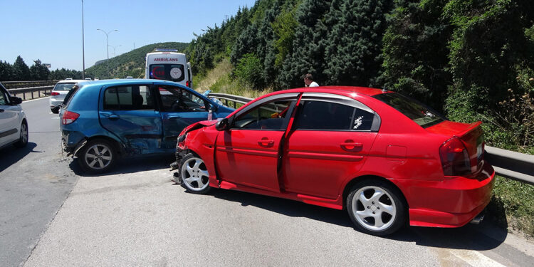 TEM Otoyolu'nda 2 otomobil çarpıştı: 2 yaralı