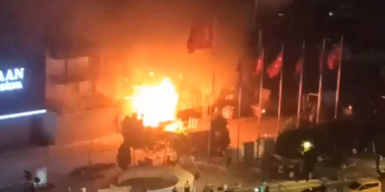 Tahta palet imalathanesinde çıkan yangın korkuttu