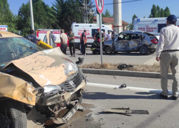 Taksi ile otomobil çarpıştı: 1 ölü, 1 yaralı
