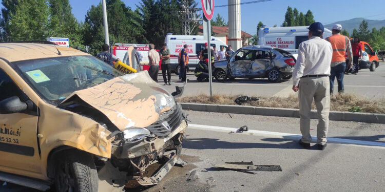 Taksi ile otomobil çarpıştı: 1 ölü, 1 yaralı
