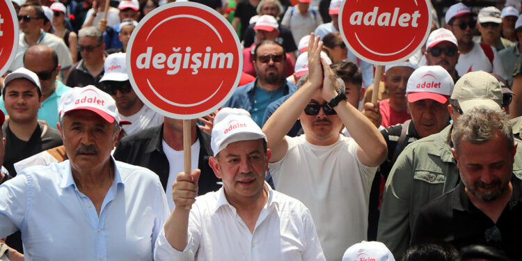 Tanju Özcan'ın 'Değişim ve Adalet' yürüyüşü başladı