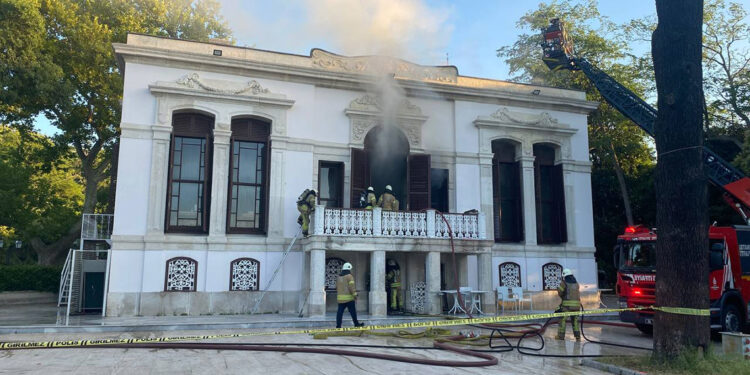 Tarihi Çadır Köşkü'nde yangın 