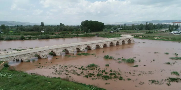 Tarihi eğri köprü'nün 18 gözünden yıllar sonra su aktı