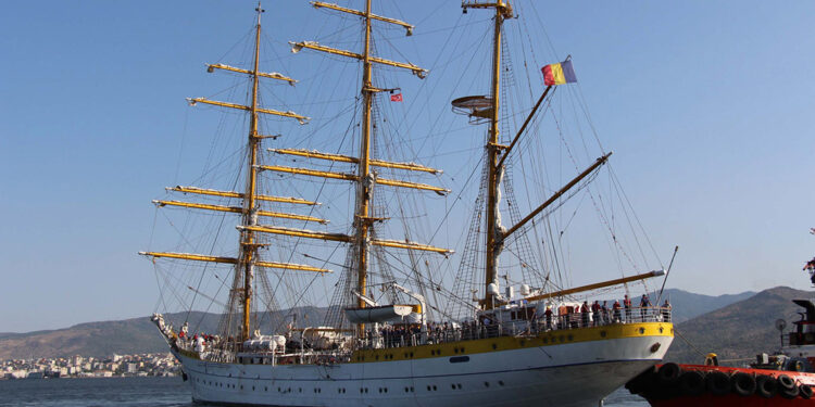 Tarihi yelkenli eğitim gemisi İzmir'e demir attı