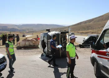Tarım işçilerinin minibüsü ile otomobil çarpıştı: 9 yaralı