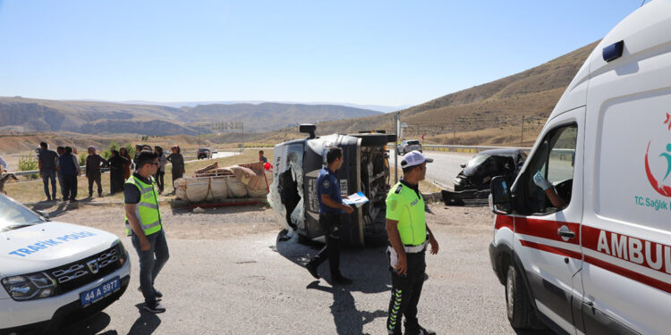 Tarım işçilerinin minibüsü ile otomobil çarpıştı: 9 yaralı