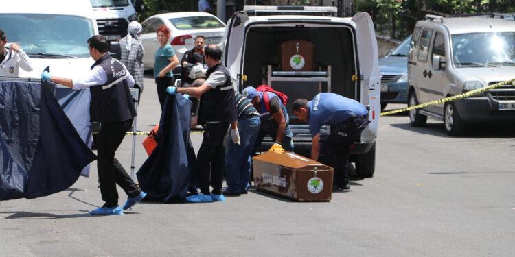 Tartıştığı eşini sokak ortasında öldürüp intihar etti