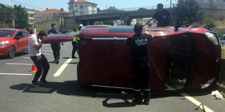 Tatilden dönen ailenin aracı devrildi, 7 kişi yaralandı