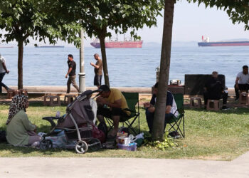 Tatilin son gününde sahilde piknikçi yoğunluğu