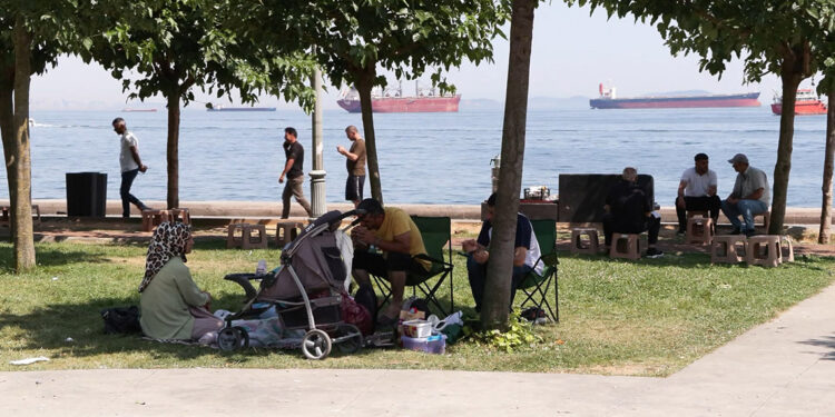 Tatilin son gününde sahilde piknikçi yoğunluğu