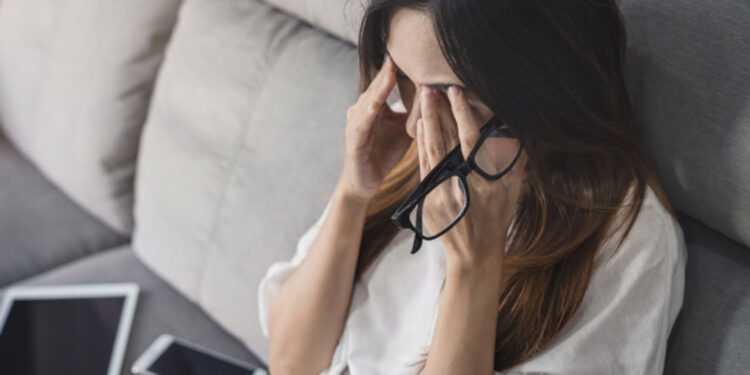 Teknolojik cihazların aşırı kullanımı göz sağlığını bozuyor