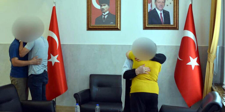 Teslim olan 2 terörist, aileleri ile buluşturuldu