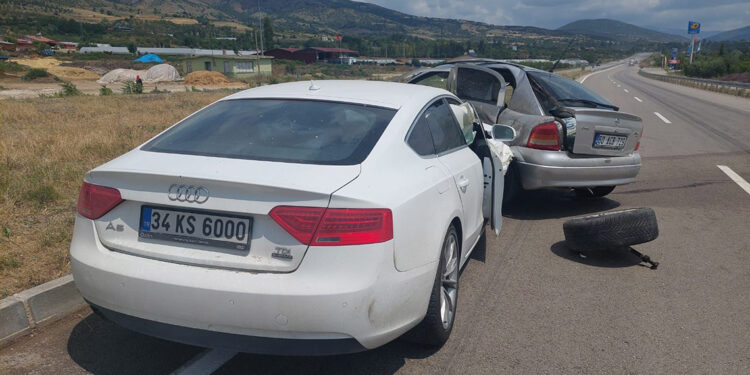 Tokat'ta 2 otomobil kavşakta çarpıştı: 1 ölü, 6 yaralı