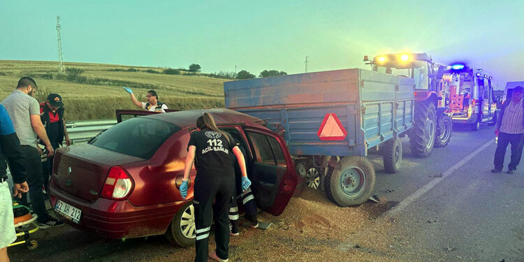 Traktöre arkadan çarpan otomobildeki 2 kişi öldü
