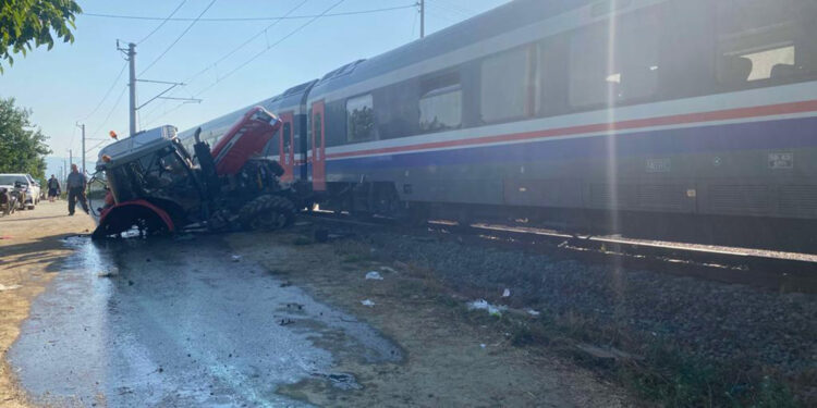 Traktöre yolcu treninin çarptığı: 4 yaralı