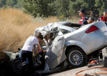 Tuğla yüklü TIR'la çarpışan otomobildeki 2 kişi öldü