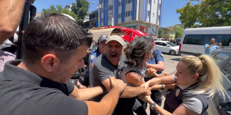 Tunceli'de izinsiz açıklama yapan gruba müdahale; 6 gözaltı