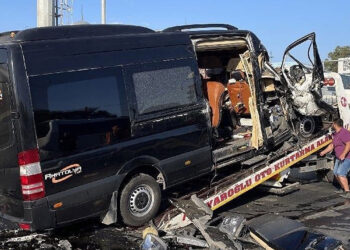 Tur minibüsü TIR'a arkadan çarptı: 2 ölü, 10 yaralı