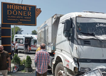 Turistleri taşıyan midibüse kamyon çarptı; 8 yaralı