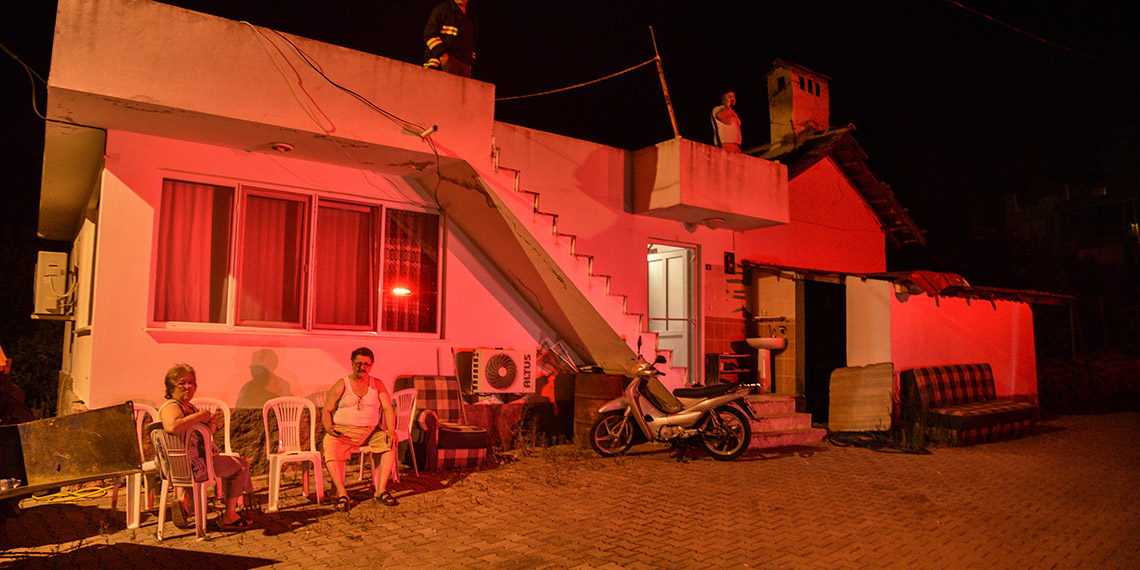 Turizm cenneti Kemer'de orman yangını