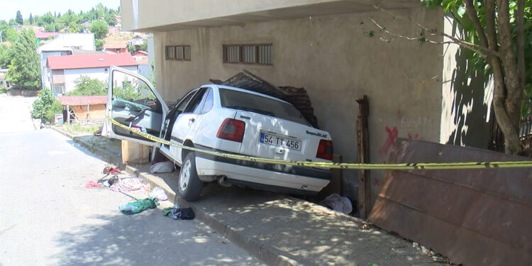 Tuzla'da 3 kişiye çarpan sürücü otomobili bırakıp kaçtı  