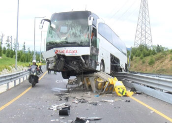 Ümraniye'de otobüs bariyerlerde asılı kaldı 