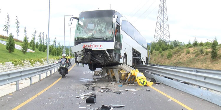 Ümraniye'de otobüs bariyerlerde asılı kaldı 