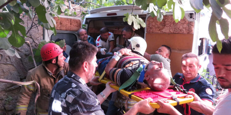 Üsküdar'da servis minibüsü binanın otoparkına düştü