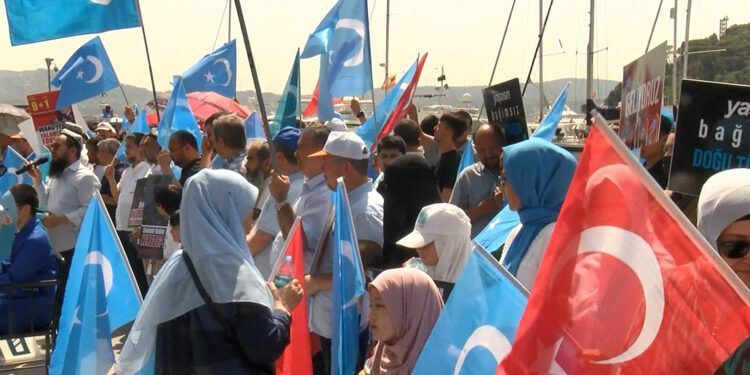 Uygur Türkleri Elişku katliamını protesto etti