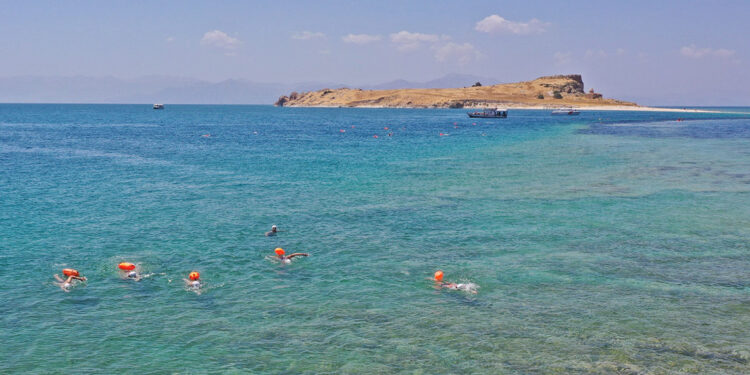 'Van Denizi Yüzme Festivali' ikinci gününde